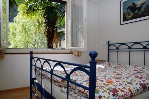 拉沃尔戈蒂凡提酒店的卧室内的一张床位,卧室内配有窗户和床罩