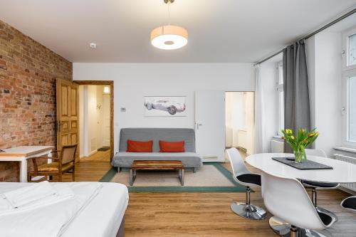 柏林stadtRaum-berlin apartments的客房设有床、沙发和桌子。