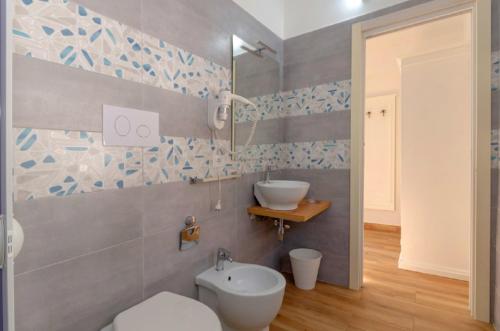 马蒂纳塔美罗格拉诺酒店的浴室配有白色卫生间和盥洗盆。