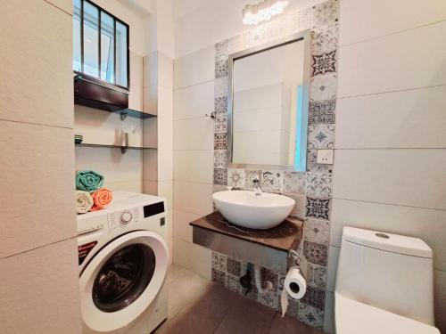 西哈努克Seaview Modern Studio的一间带洗衣机和水槽的浴室
