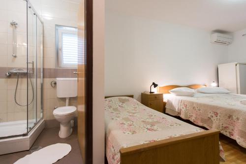 克尔克马里奥住宿加早餐旅馆的一间带两张床、卫生间和淋浴的浴室