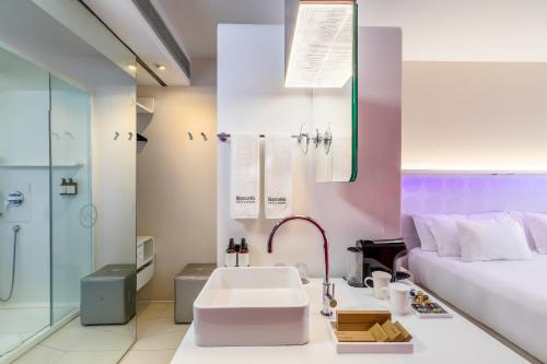巴塞罗那Barceló Raval的一间带水槽和床的浴室