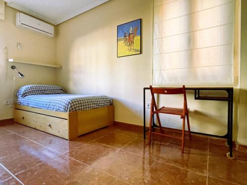 萨拉戈萨Antequera3的一间卧室配有一张床和一把椅子