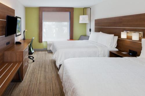 Reidsville里兹维尔智选假日套房酒店 的酒店客房设有两张床和一台平面电视。
