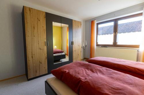 DollnsteinFerienwohnung Meier Eveline的一间卧室配有两张床和镜子
