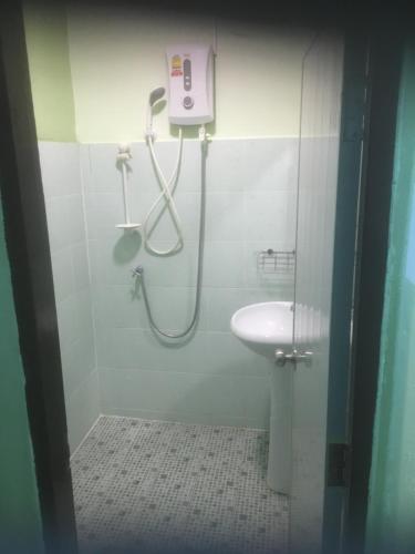 坤敬Baansuan bbq and Resort number 5的带淋浴和盥洗盆的浴室