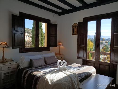 格拉纳达Carmen de la Bailaora的一间卧室配有一张床,拥有心灵装饰
