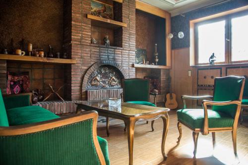 泰拉维Guest House Top Floor的客厅配有桌椅和壁炉