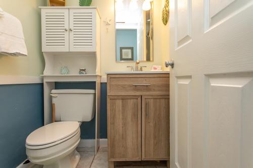 默特尔比奇ROYAL GARDEN RESORT 408 condo的浴室配有白色卫生间和盥洗盆。