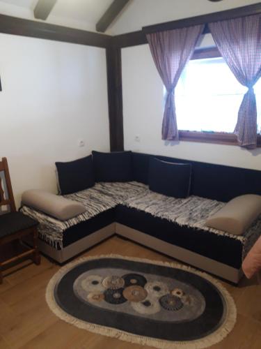 米特洛瓦克Kolibica的一间带两张床的卧室和一张大地毯