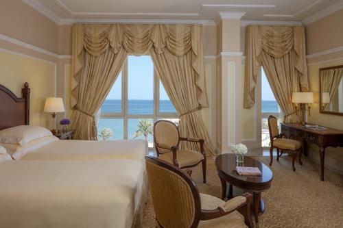 科威特The Regency Hotel Kuwait的酒店客房设有一张床和一个大窗户