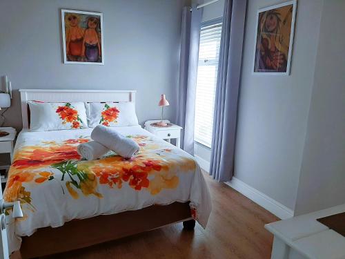 莫塞尔湾501 Beach Club的一间卧室配有一张带花毯的床