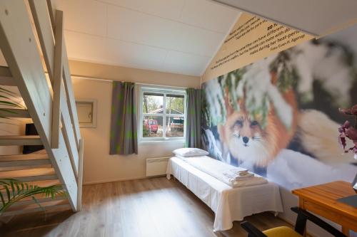 TronesNamsskogan Familiepark & Hotell的一间设有一张床的客房,墙上挂着一幅画