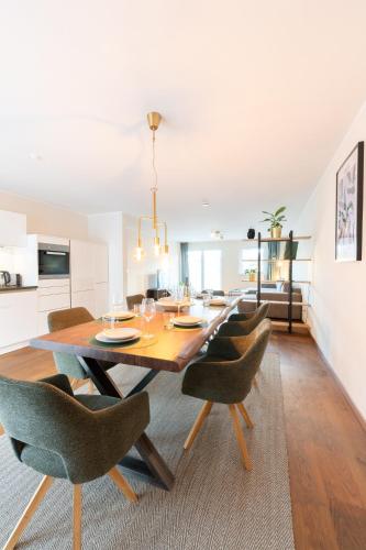 比勒费尔德-Zentrale Wohnung-Balkon-Desingerküche-的一间带木桌和椅子的用餐室