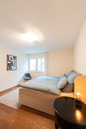 比勒费尔德-Zentrale Wohnung-Balkon-Desingerküche-的一间卧室配有一张大床和一张桌子