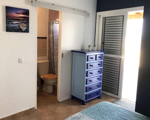 塔拉哈勒赫La casa de la playa的一间带蓝色梳妆台和卫生间的浴室