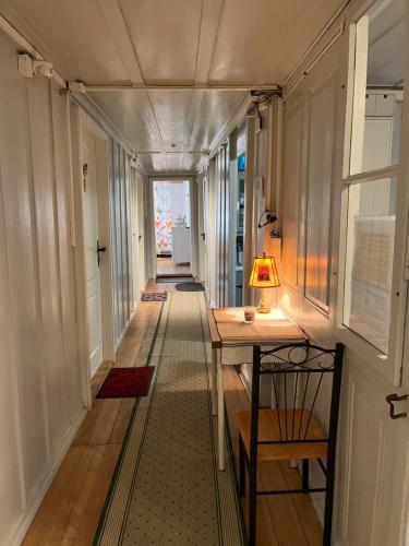 拉诺伊韦维尔Chambres papillon的走廊上设有桌子和灯
