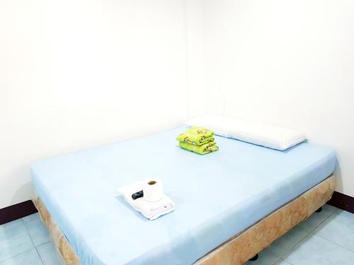 曼巴豪帕布度假屋的白色墙壁间的一张床位
