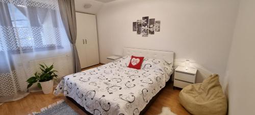 锡纳亚La Simo的一间卧室配有一张红色枕头的床