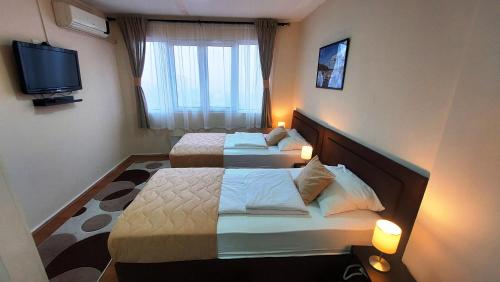 贝尔格莱德全景别墅酒店的酒店客房设有两张床和电视。
