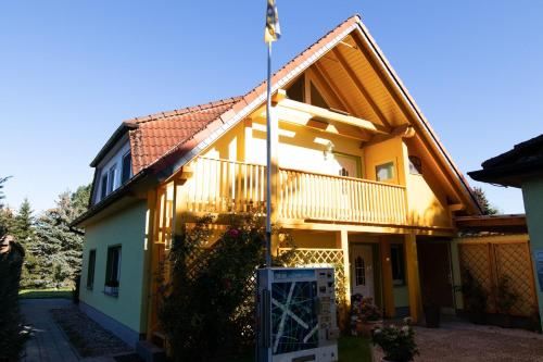 SolkendorfFerienwohnung und Suite bei Stralsund的前面有旗帜的房子