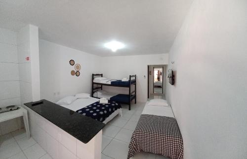 卡诺格布拉达Manitu Flat Canoa Quebrada的一间卧室设有两张双层床和水槽