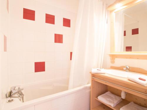 皮伊圣万桑Appartement Puy-Saint-Vincent, 3 pièces, 6 personnes - FR-1-504-106的白色的浴室设有浴缸、水槽和浴缸。