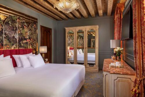 威尼斯NH Collection Grand Hotel Palazzo Dei Dogi的卧室配有一张白色大床和镜子