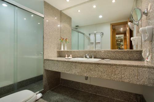 里约热内卢皇家里约宫殿酒店的一间带水槽、镜子和卫生间的浴室
