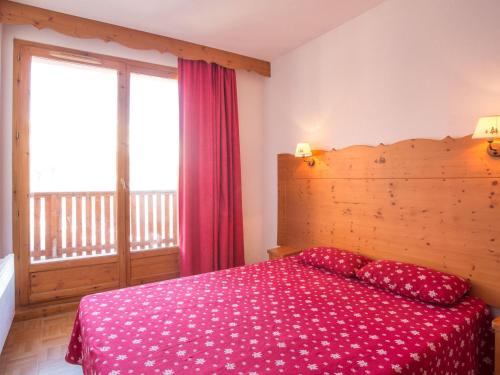 皮伊圣万桑Appartement Puy-Saint-Vincent, 4 pièces, 8 personnes - FR-1-504-30的一间卧室设有一张床和一个大窗户