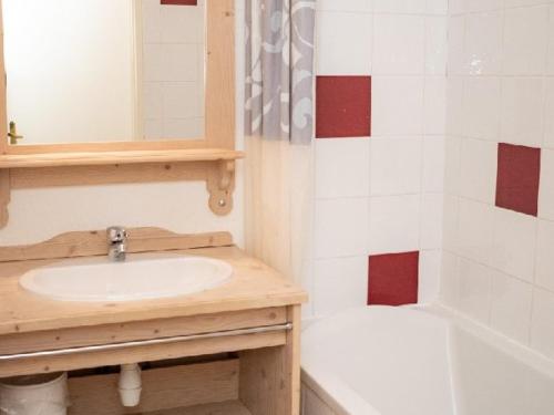 皮伊圣万桑Appartement Puy-Saint-Vincent, 4 pièces, 8 personnes - FR-1-504-30的浴室配有盥洗盆、卫生间和浴缸。