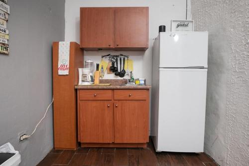 多拉多1 BR, Dorado beach apartment 20% monthly discount的厨房配有白色冰箱和木制橱柜。
