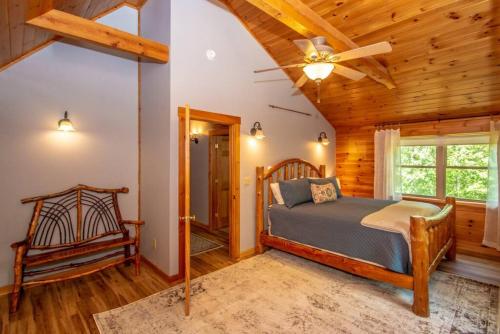 BrownfieldThe Hive at Blue Spruce Lodge White Mnts View的一间卧室设有一张床和木制天花板