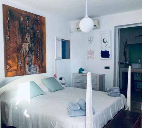 埃斯普霍斯Casa Mariposa的一间卧室配有带毛巾的床