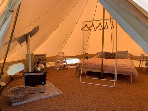 Le LindoisAu Pré Fleuri Eco Glamping的一间卧室,配有带一张床的帐篷