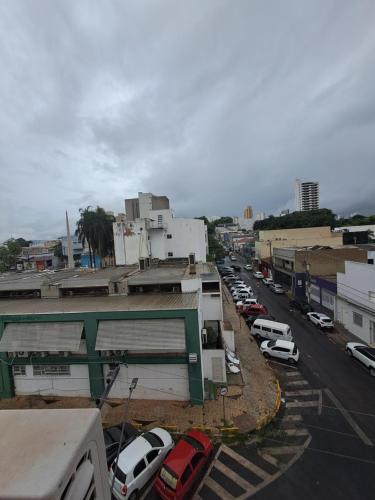 库亚巴Hotel Panorama, Cuiabá的把汽车停在停车场的城市