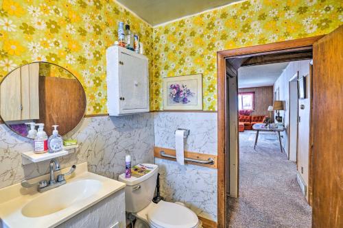 CircleCharming Corral Creek Ranch House in Circle的一间带卫生间、水槽和镜子的浴室