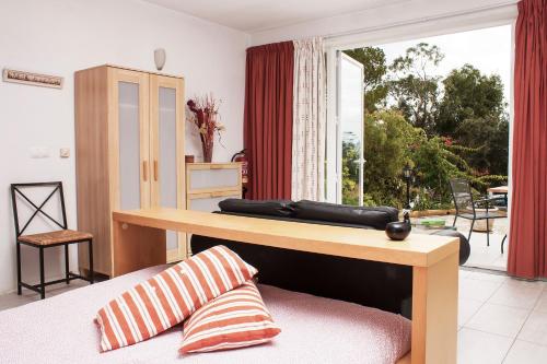 米尔芳提斯城Moinho Da Asneira - Duna Parque Group的客房设有床、桌子和窗户。