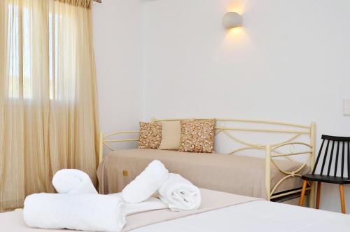 考弗尼西亚Louros rooms的酒店客房 - 带两张床和毛巾