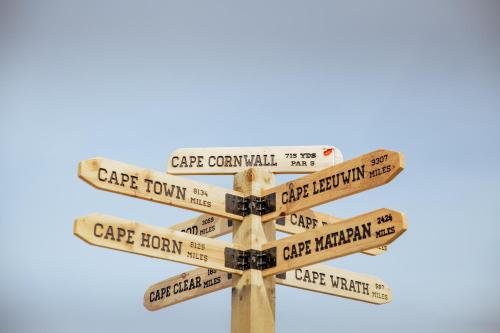 圣贾斯特Cape Cornwall Club的通往不同城市的街道标志