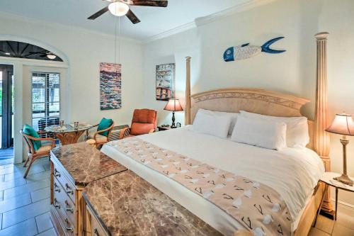 那不勒斯Naples Studio Near Everglades with Marina!的一间带大床的卧室和一间客厅