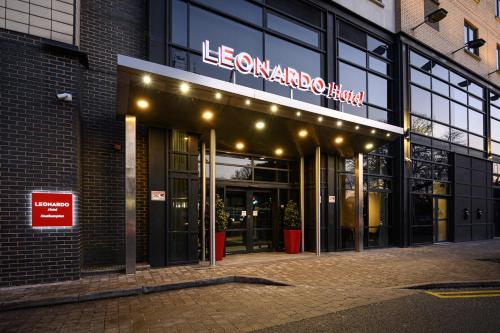 南安普敦Leonardo Hotel Southampton的前面有标志的建筑