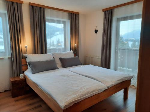 比绍夫斯霍芬Ferienwohnungen Wimmer的一间卧室配有一张大床和两个枕头