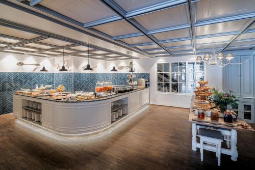 采尔马特Le Mirabeau Resort & Spa的一个带柜台的大厨房,上面有食物