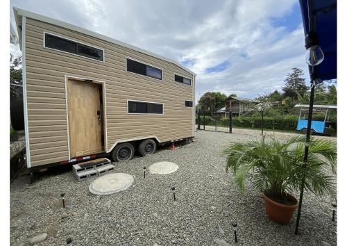 别霍港Tiny house with extended camping area for large groups的一辆小房子坐在拖车上