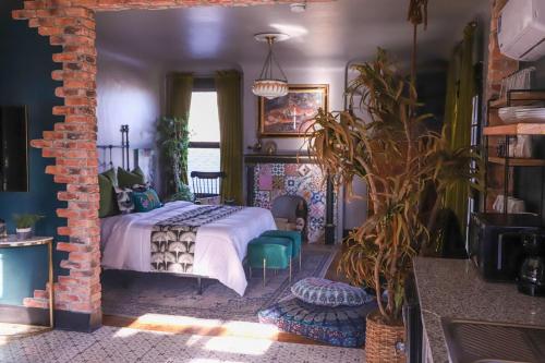 埃尔帕索Casa Mina #3 Central Rio Grande Historic Dist的一间卧室设有一张床和砖墙