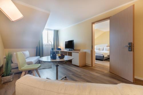 埃朗根厄尔兰根精选酒店的带沙发的客厅和卧室