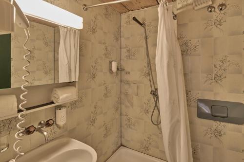 维尔德斯韦尔巴伊兰贝尔酒店的带淋浴、卫生间和盥洗盆的浴室