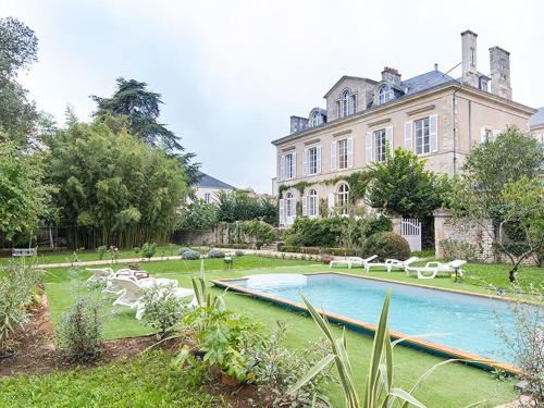 丰特奈勒孔特Chambre d'hotes La maison de Maître的建筑前带游泳池的庄园