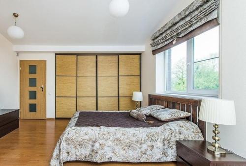 3-bedroom villa surrounded by beautiful nature的一间卧室设有一张大床和一个大窗户